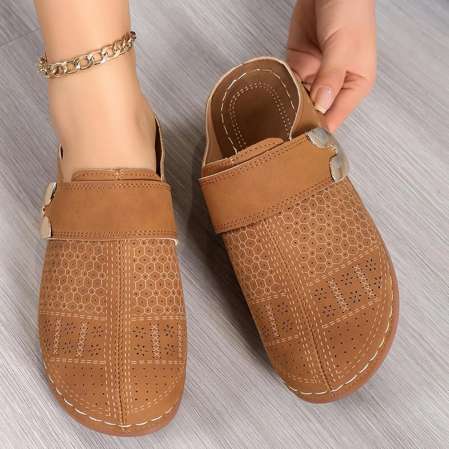 Kubbon Clogs for Women Slip-On Flat Mule Shoes Comfortable Closed Toe Clogs Casual Walking Wedge Clog Summer Shoes Dressy Beach Sandals
